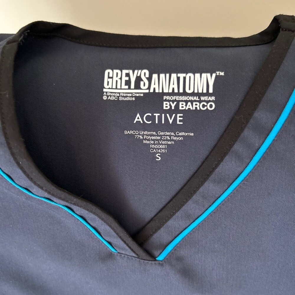 Grey's Anatomy Scrubs 2 tops and 1 pant  Dark Gray small